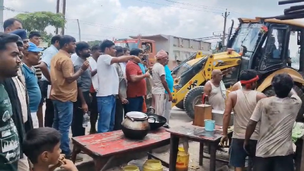 भागलपुर में अतिक्रमण पर चला बुलडोजर, सरकारी जमीन से हटाए गए अवैध दुकान और मकान